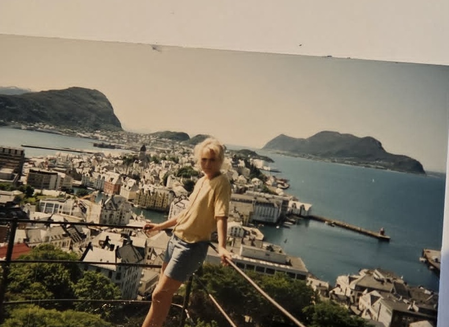 Ann Catherine som ung ved utsiktspunktet på Aksla, med Ålesund, Brosundet og fjellene bak